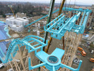 Het laatste baanstuk (het tweede draaiplateau) wordt op zijn plaats gezet.
De 390 meter track van Atlantica is nu klaar voor de boten.