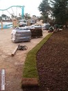 Ook worden de grasmatten gelegd.