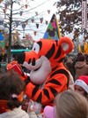 Voor je het weet staan er tientallen kinderen te dringen
voor een handtekening van hun favoriete Disney-character.