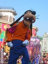 Feestbeest Goofy gaat op uit zijn dak op de tonen van de
Kids Carnival 2005 soundtrack!