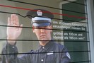 De strenge agent die bezoekers bij de entree op de lengte-restricties wijst is nog steeds dezelfde...