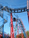 Met Halloween werd het boomerang-element bedekt door een groot spinnenweb.