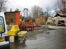 Het park staat vol met materieel, en de paden liggen vol met modder.