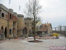 De voorgevel van het kasteel. Op de voorgrond een 25 jaar oude Nederlandse eik.