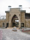 De ingang van het kasteel dat het station van de Draak herbergt.
De planken waar men mee bezig is zullen een ophaalbrug gaan voorstellen.