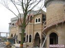 Een close-up van de voorgevel van het kasteel, met de uit Nederland ge&iuml;mporteerde 25 jaar oude
eik op de voorgrond.