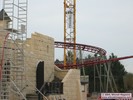 Een zicht op &eacute;&eacute;n van de drie helixen van de Draak. Dilemma: hoe krijgt Plopsaland die kraan nu uit de helix?