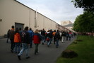De groep begeeft zich naar het dienstencentrum. Het lijkt wel een avondvierdaagse. :)