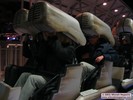 Assume the position. De kap moet men zelf vasthouden.