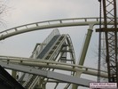 De lift, gezien tussen een wir war van track en hijskranen.