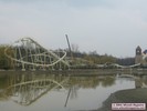 Een mooi overzicht van de baan vanaf de overkant van het meer.
Het waterpeil zal nog ongeveer een meter stijgen voor het park weer opent.