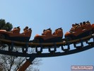 De trein komt met hoge snelheid uit de boomerang, en stevent op de looping af.