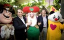 Mark Haak Wegmann (Chief Development Officer van Center Parcs) en Gert Verhulst (oprichter en mede-eigenaar van Studio 100) proosten op de samenwerking.
