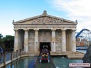 De gigantische tempel van Poseidon, die als station van de attractie dient.