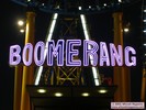 Ook het logo is erg mooi verlicht. Let op de TL-lampen, onder de trap naast de liften, in de achtergrond.