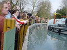 De pers en genodigden wachten in spanning af wat de opening van Splash Battle gaat inhouden.