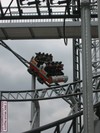 De treinen scheuren rakelings langs de massieve lift-toren.