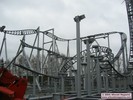 Een groot deel van de baan staat al overeind. Ook de supports van de looping zijn al klaar "voor gebruik".